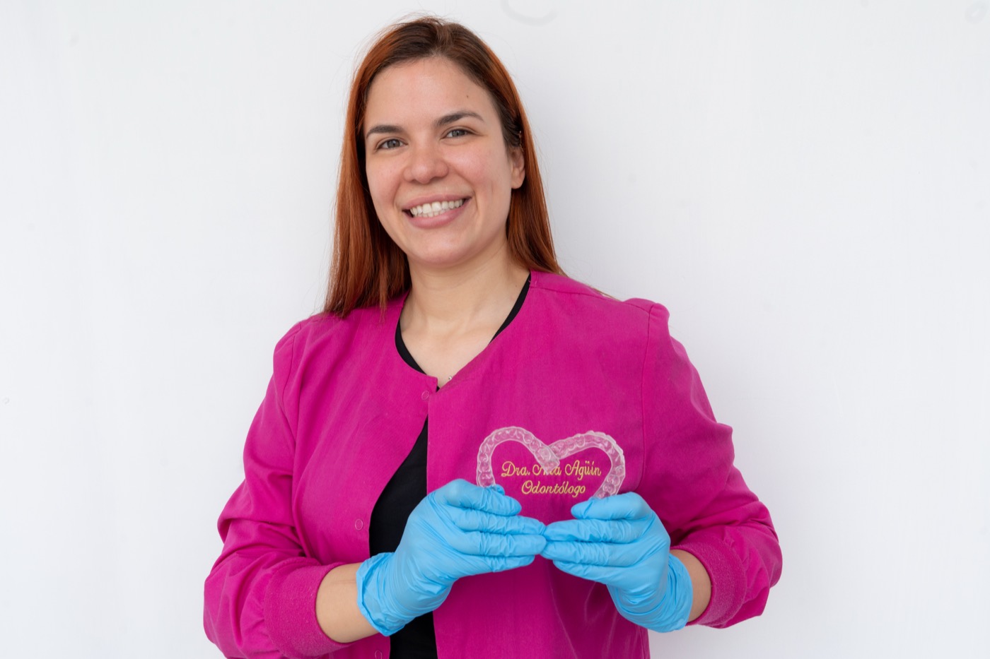 Dra. Ana Agüín sonriendo con un alineador transparente