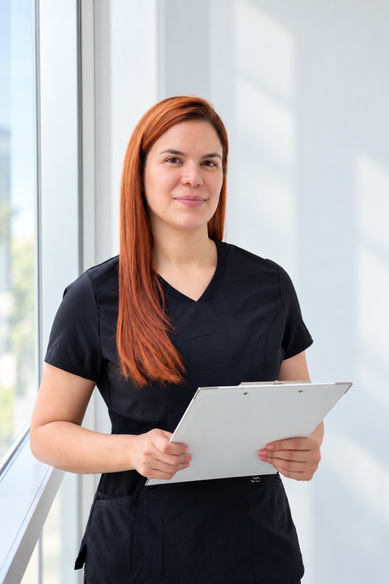 Dra. Ana Agüín revisando el expediente de una paciente